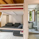 Guesthost - Lovely With Balcony A Few Mt From The Apartment