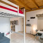 Guesthost - Lovely With Balcony A Few Mt From The