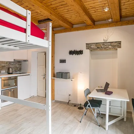 Guesthost - Lovely With Balcony A Few Mt From The Apartman Nesso