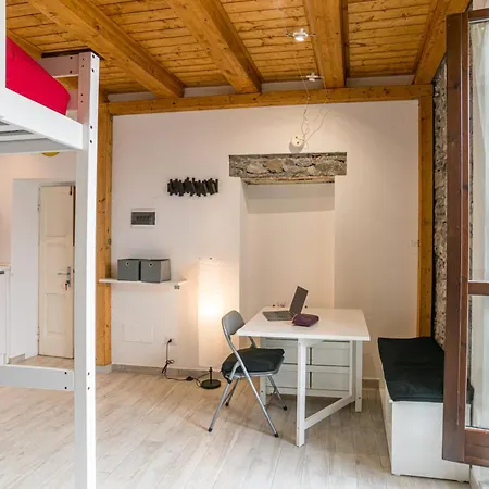 Guesthost - Lovely With Balcony A Few Mt From The Apartman *