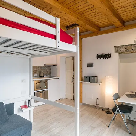 Guesthost - Lovely With Balcony A Few Mt From The