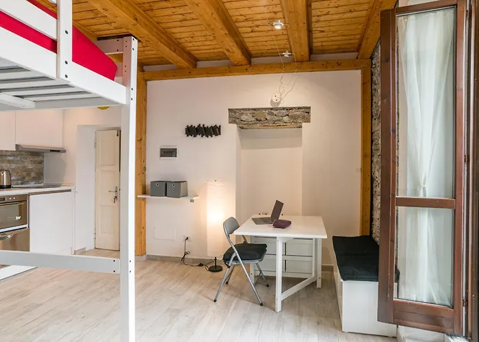 Guesthost - Lovely With Balcony A Few Mt From The Apartment *