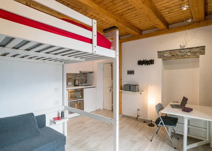 Guesthost - Lovely With Balcony A Few Mt From The