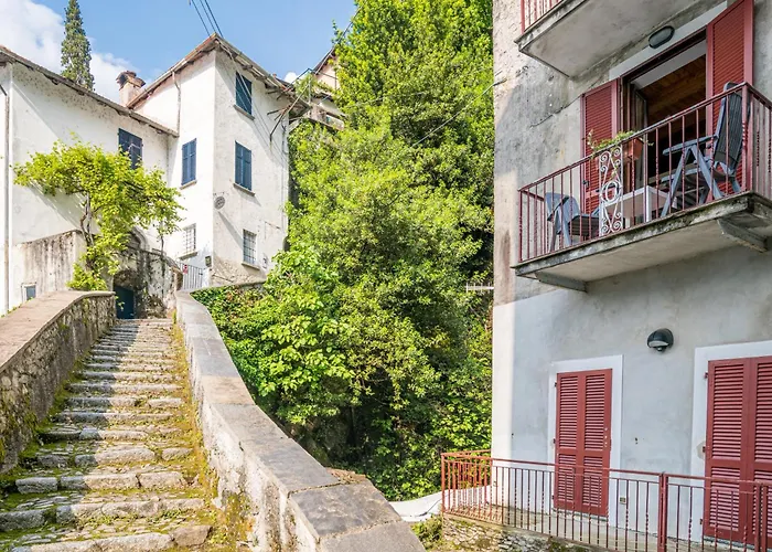 Guesthost - Lovely With Balcony A Few Mt From The